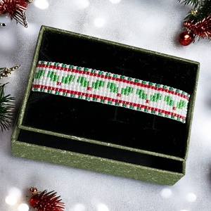 Karácsonyi Fagyöngy Karkötő - kézzel készített, gyöngyfűzött karkötő fagyöngy motívum, állítható méretű, ajándékdobozban, Karácsony, Karácsonyi ruházat, Karácsonyi ruha kiegészítők, Ékszerkészítés, Gyöngyfűzés, gyöngyhímzés, MESKA