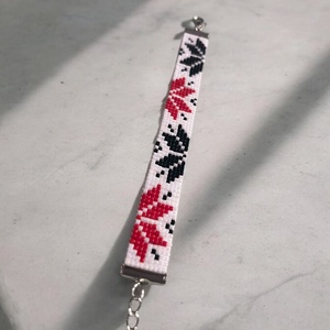 Fjordok Eleganciája Karkötő - norvég mintás karkötő, gyöngyfűzött, egyedi ékszer, fehér, fekete, piros gyöngyök - karácsony - karácsonyi ruházat - karácsonyi ruha kiegészítők - Meska.hu