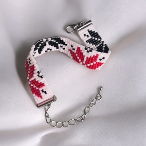 Fjordok Eleganciája Karkötő - norvég mintás karkötő, gyöngyfűzött, egyedi ékszer, fehér, fekete, piros gyöngyök - karácsony - karácsonyi ruházat - karácsonyi ruha kiegészítők - Meska.hu