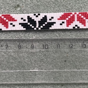 Fjordok Eleganciája Karkötő - norvég mintás karkötő, gyöngyfűzött, egyedi ékszer, fehér, fekete, piros gyöngyök - karácsony - karácsonyi ruházat - karácsonyi ruha kiegészítők - Meska.hu