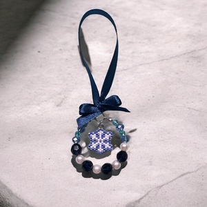 Hópehely Körvarázs Dísz - kék és fehér gyöngyökből készült karácsonyfadísz, középen gyöngyfűzött hópehely formával - karácsony - karácsonyi lakásdekoráció - karácsonyfadíszek - Meska.hu