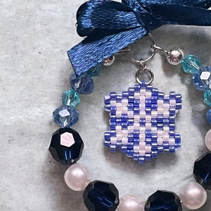 Hópehely Körvarázs Dísz - kék és fehér gyöngyökből készült karácsonyfadísz, középen gyöngyfűzött hópehely formával - karácsony - karácsonyi lakásdekoráció - karácsonyfadíszek - Meska.hu