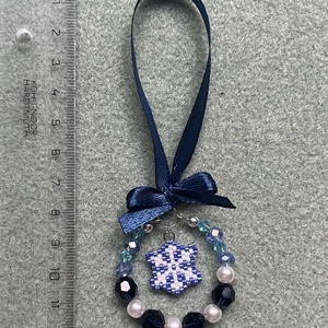 Hópehely Körvarázs Dísz - kék és fehér gyöngyökből készült karácsonyfadísz, középen gyöngyfűzött hópehely formával - karácsony - karácsonyi lakásdekoráció - karácsonyfadíszek - Meska.hu