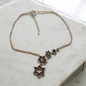 Aranyló Csillaghullás - kézzel gyöngyfűzött, elegáns nyaklánc, egyedi, növekvő csillag formák, időtlen fekete-arany szín - ékszer - nyaklánc - gyöngyös nyaklánc - Meska.hu