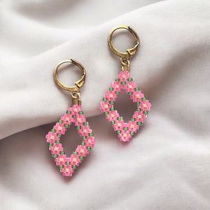 Virágzó Rombusz Álom- kézzel készült gyöngyös virágzó, rombusz alakú lógós fülbevaló, rózsaszín virágok, tavasz hangulat - ékszer - fülbevaló - csillár fülbevaló - Meska.hu