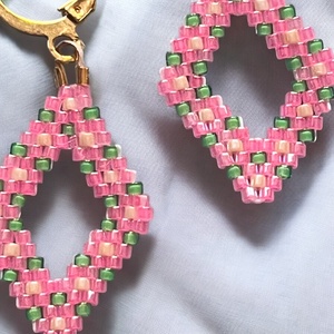 Virágzó Rombusz Álom- kézzel készült gyöngyös virágzó, rombusz alakú lógós fülbevaló, rózsaszín virágok, tavasz hangulat - ékszer - fülbevaló - csillár fülbevaló - Meska.hu