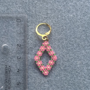 Virágzó Rombusz Álom- kézzel készült gyöngyös virágzó, rombusz alakú lógós fülbevaló, rózsaszín virágok, tavasz hangulat - ékszer - fülbevaló - csillár fülbevaló - Meska.hu