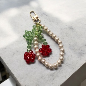 Gyümölcsös Elegancia - táskadísz és akasztó, fehér gyöngyös csuklópánt, gyöngyből fűzött cseresznye formájú dísz, egydi  - táska & tok - kulcstartó & táskadísz - táskaakasztó - Meska.hu