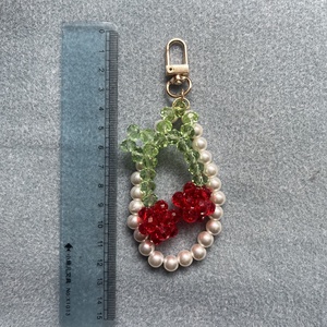 Gyümölcsös Elegancia - táskadísz és akasztó, fehér gyöngyös csuklópánt, gyöngyből fűzött cseresznye formájú dísz, egydi  - táska & tok - kulcstartó & táskadísz - táskaakasztó - Meska.hu