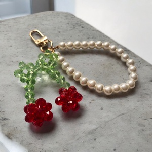 Gyümölcsös Elegancia - táskadísz és akasztó, fehér gyöngyös csuklópánt, gyöngyből fűzött cseresznye formájú dísz, egydi  - táska & tok - kulcstartó & táskadísz - táskaakasztó - Meska.hu