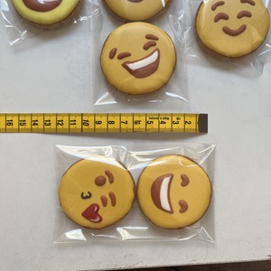 Emoji és smiley dekor mézeskalácsok - otthon & életmód - dekoráció - dísztárgy - Meska.hu