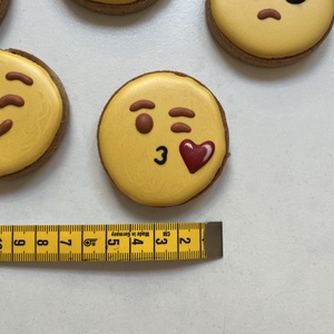 Emoji és smiley dekor mézeskalácsok - otthon & életmód - dekoráció - dísztárgy - Meska.hu