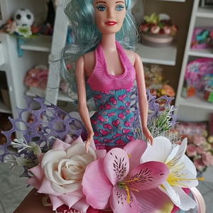 Barbie kislány ovis ballagási csokor  , Otthon & Lakás, Dekoráció, Asztal és polc dekoráció, Asztaldísz, Virágkötés, MESKA