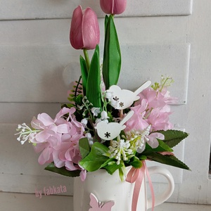 Virágos tavaszi bögre anyák napjára , Otthon & Lakás, Dekoráció, Asztal és polc dekoráció, Asztaldísz, Virágkötés, Egy kerámia bögrét gazdagon díszítettem gumi tulipánokkal, selyem zöldekkel, kis fa figurákkal.

Mé..., MESKA