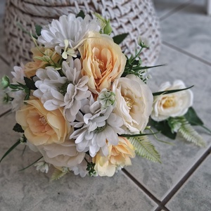 Menyasszonyi csokor kitűzővel, Esküvő, Menyasszonyi- és dobócsokor, Virágkötés, MESKA