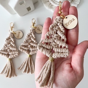 Névre szóló csillogó fenyőfa kulcstartó, egyedi feliratos bézs-arany színű makramé kulcstartó karácsonyi ajándék - táska & tok - kulcstartó & táskadísz - kulcstartó - Meska.hu