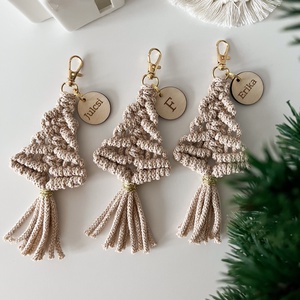 Névre szóló csillogó fenyőfa kulcstartó, egyedi feliratos bézs-arany színű makramé kulcstartó karácsonyi ajándék - táska & tok - kulcstartó & táskadísz - kulcstartó - Meska.hu