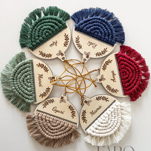 Egyedi, névre szóló kétoldalas makramé karácsonyfadísz, bézs színű fonalból, személyre szóló karácsonyi ajándék - karácsony - karácsonyi lakásdekoráció - karácsonyfadíszek - Meska.hu