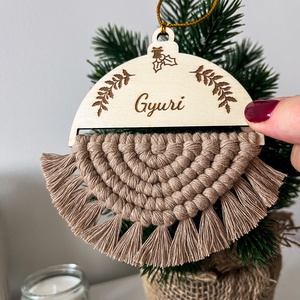 Egyedi, névre szóló kétoldalas makramé karácsonyfadísz, bézs színű fonalból, személyre szóló karácsonyi ajándék - karácsony - karácsonyi lakásdekoráció - karácsonyfadíszek - Meska.hu