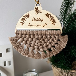 Egyedi, névre szóló kétoldalas makramé karácsonyfadísz, bézs színű fonalból, személyre szóló karácsonyi ajándék - karácsony - karácsonyi lakásdekoráció - karácsonyfadíszek - Meska.hu