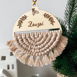 Csillogó, névre szóló makramé karácsonyfadísz, bézs-arany színű fonalból, személyre szóló karácsonyi ajándék - karácsony - karácsonyi lakásdekoráció - karácsonyfadíszek - Meska.hu