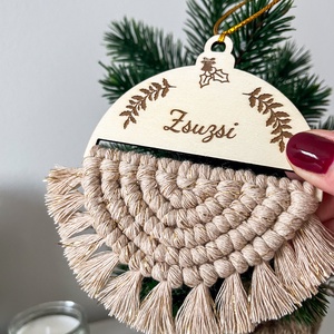 Csillogó, névre szóló makramé karácsonyfadísz, bézs-arany színű fonalból, személyre szóló karácsonyi ajándék, Karácsony, Karácsonyi lakásdekoráció, Karácsonyfadíszek, Csomózás, MESKA