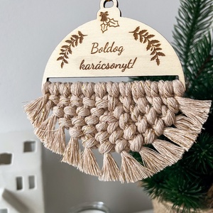Csillogó, névre szóló makramé karácsonyfadísz, bézs-arany színű fonalból, személyre szóló karácsonyi ajándék - karácsony - karácsonyi lakásdekoráció - karácsonyfadíszek - Meska.hu