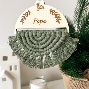 Csillogó, névre szóló makramé karácsonyfadísz, zöld-arany színű fonalból, személyre szóló karácsonyi ajándék - karácsony - karácsonyi lakásdekoráció - karácsonyfadíszek - Meska.hu