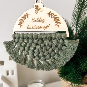 Csillogó, névre szóló makramé karácsonyfadísz, zöld-arany színű fonalból, személyre szóló karácsonyi ajándék - karácsony - karácsonyi lakásdekoráció - karácsonyfadíszek - Meska.hu