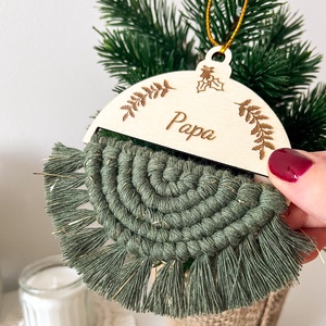 Csillogó, névre szóló makramé karácsonyfadísz, zöld-arany színű fonalból, személyre szóló karácsonyi ajándék - Meska.hu