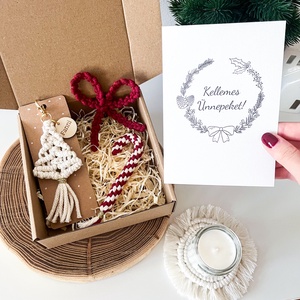 Karácsonyi ajándékcsomag, piros-natúr színben: Névre szóló fenyőfa kulcstartó, masni és cukorka dísz, ünnepi képeslap - karácsony - karácsonyi ajándékozás - karácsonyi ajándékcsomagolás - Meska.hu