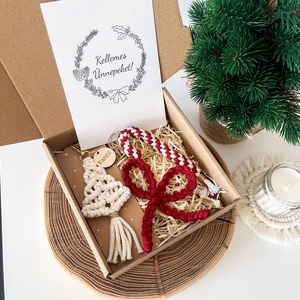 Karácsonyi ajándékcsomag, piros-natúr színben: Névre szóló fenyőfa kulcstartó, masni és cukorka dísz, ünnepi képeslap - karácsony - karácsonyi ajándékozás - karácsonyi ajándékcsomagolás - Meska.hu