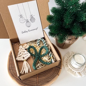 Karácsonyi ajándékcsomag, zöld-natúr színben: Névre szóló fenyőfa kulcstartó, cukorka és masni dísz, ünnepi képeslap - karácsony - karácsonyi ajándékozás - karácsonyi ajándékcsomagolás - Meska.hu