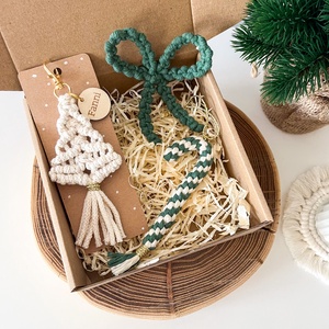 Karácsonyi ajándékcsomag, zöld-natúr színben: Névre szóló fenyőfa kulcstartó, cukorka és masni dísz, ünnepi képeslap, Karácsony, Karácsonyi ajándékozás, Karácsonyi ajándékcsomagolás, Csomózás, Gravírozás, pirográfia, MESKA