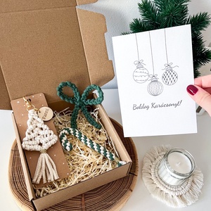 Karácsonyi ajándékcsomag, zöld-natúr színben: Névre szóló fenyőfa kulcstartó, cukorka és masni dísz, ünnepi képeslap - karácsony - karácsonyi ajándékozás - karácsonyi ajándékcsomagolás - Meska.hu