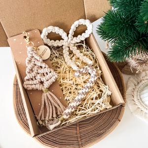 Karácsonyi ajándékcsomag, natúr-bézs színben: Névre szóló fenyőfa kulcstartó, masni és cukorka dísz, ünnepi képeslap, Karácsony, Karácsonyi ajándékozás, Karácsonyi ajándékcsomagolás, Csomózás, Gravírozás, pirográfia, MESKA