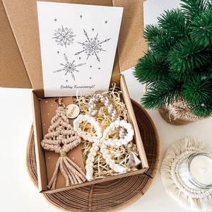 Karácsonyi ajándékcsomag, natúr-bézs színben: Névre szóló fenyőfa kulcstartó, masni és cukorka dísz, ünnepi képeslap - karácsony - karácsonyi ajándékozás - karácsonyi ajándékcsomagolás - Meska.hu