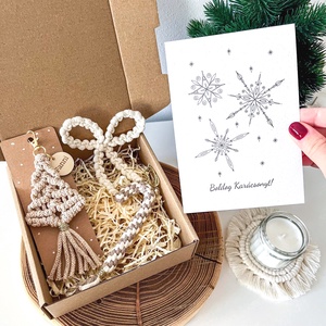 Karácsonyi ajándékcsomag, natúr-bézs színben: Névre szóló fenyőfa kulcstartó, masni és cukorka dísz, ünnepi képeslap - karácsony - karácsonyi ajándékozás - karácsonyi ajándékcsomagolás - Meska.hu