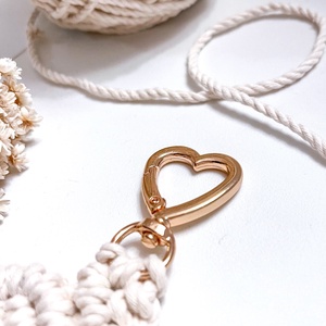 Natúr-arany makramé szív kulcstartó, egyedi képeslappal - táska & tok - kulcstartó & táskadísz - kulcstartó - Meska.hu