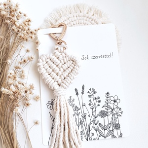 Natúr-arany makramé szív kulcstartó, egyedi képeslappal - táska & tok - kulcstartó & táskadísz - kulcstartó - Meska.hu