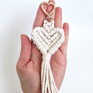 Natúr-arany makramé szív kulcstartó, egyedi képeslappal - Meska.hu