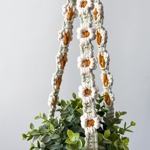 Virág mintás makramé virágtartó, lógatható kaspótartó szobanövényeknek - fehér, sárga virágokkal díszítve - otthon & életmód - virágdekoráció - virágtartó - függő virágtartó - Meska.hu