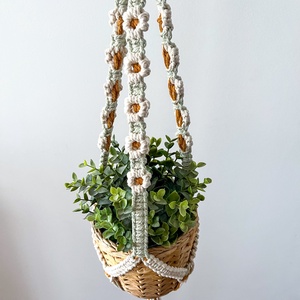 Virág mintás makramé virágtartó, lógatható kaspótartó szobanövényeknek - fehér, sárga virágokkal díszítve - otthon & életmód - virágdekoráció - virágtartó - függő virágtartó - Meska.hu