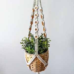 Virág mintás makramé virágtartó, lógatható kaspótartó szobanövényeknek - fehér, sárga virágokkal díszítve - Meska.hu