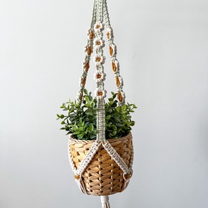 Virág mintás makramé virágtartó, lógatható kaspótartó szobanövényeknek - fehér, sárga virágokkal díszítve - otthon & életmód - virágdekoráció - virágtartó - függő virágtartó - Meska.hu