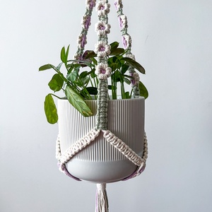 Virág mintás makramé virágtartó, lógatható kaspótartó szobanövényeknek - fehér, lila virágokkal díszítve - otthon & életmód - virágdekoráció - virágtartó - függő virágtartó - Meska.hu
