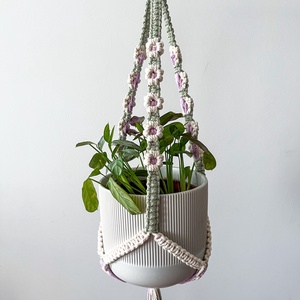 Virág mintás makramé virágtartó, lógatható kaspótartó szobanövényeknek - fehér, lila virágokkal díszítve - otthon & életmód - virágdekoráció - virágtartó - függő virágtartó - Meska.hu
