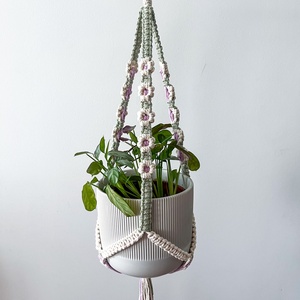 Virág mintás makramé virágtartó, lógatható kaspótartó szobanövényeknek - fehér, lila virágokkal díszítve - Meska.hu