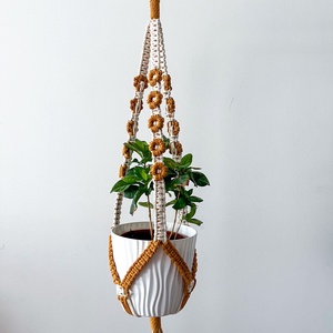 Virág mintás makramé virágtartó, lógatható kaspótartó szobanövényeknek - sárga, fehér virágokkal díszítve - Meska.hu