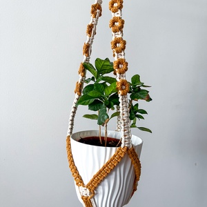 Virág mintás makramé virágtartó, lógatható kaspótartó szobanövényeknek - sárga, fehér virágokkal díszítve - otthon & életmód - virágdekoráció - virágtartó - függő virágtartó - Meska.hu